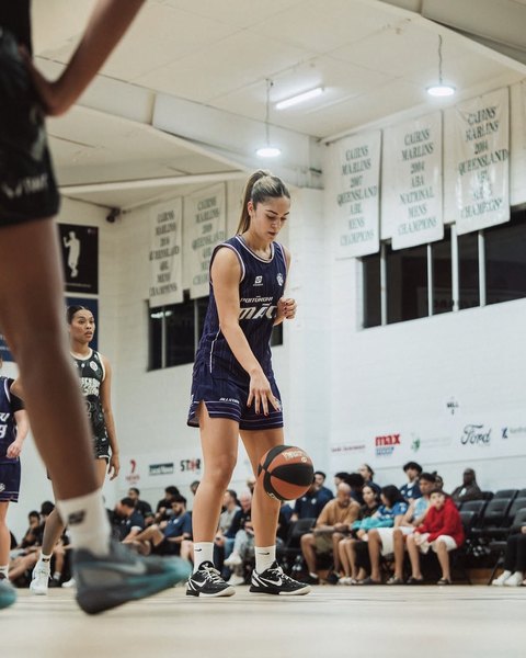 A player in a Poitūkohu Māori uniform dribbles the ball on court in Cairns.