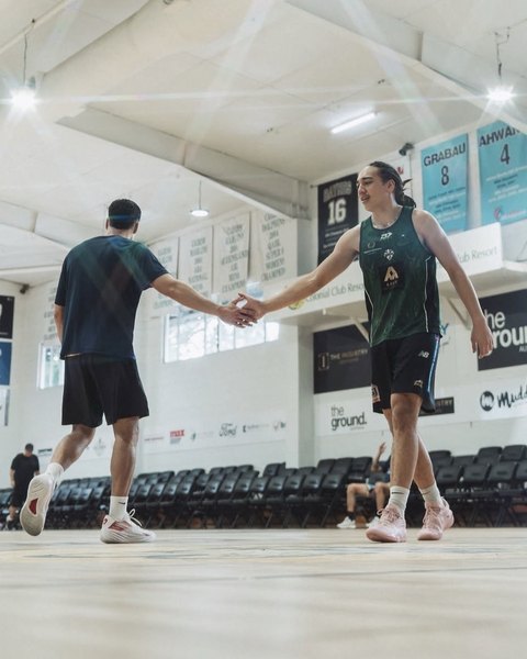 Two players slap hands on court in Cairns.